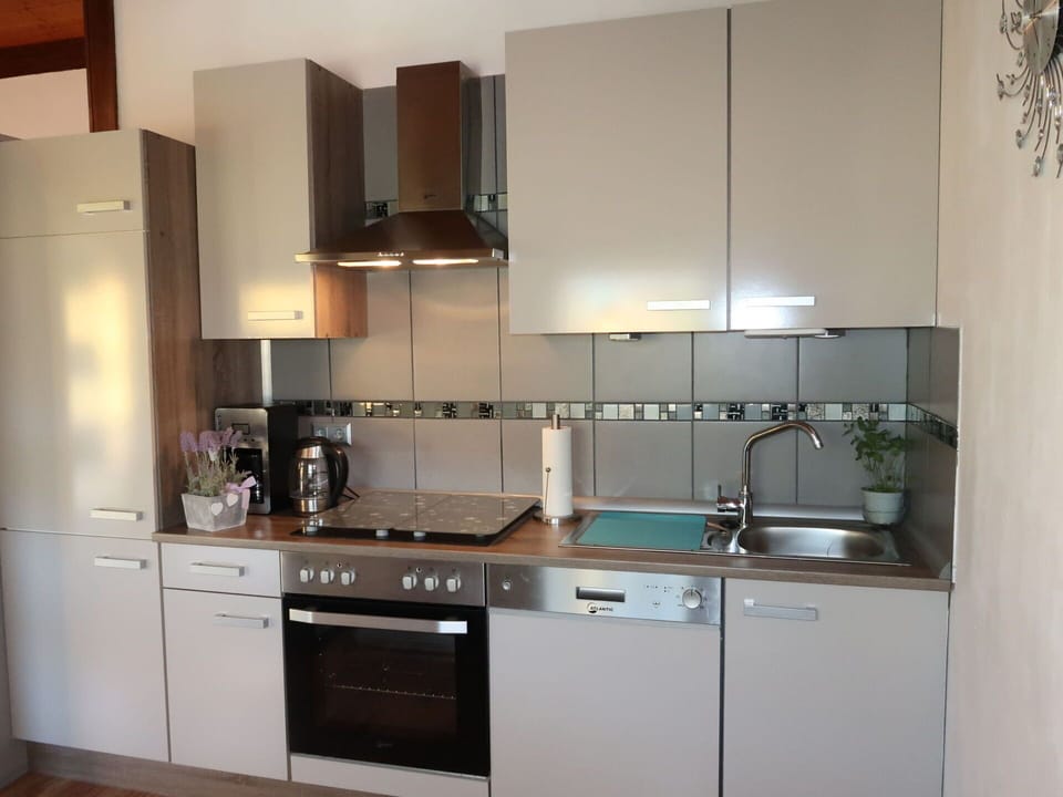 Brown, Kitchen Sink, Cabinetry, Tap, Countertop, Property, Sink, Building, Kitchen Stove, Kitchen Appliance