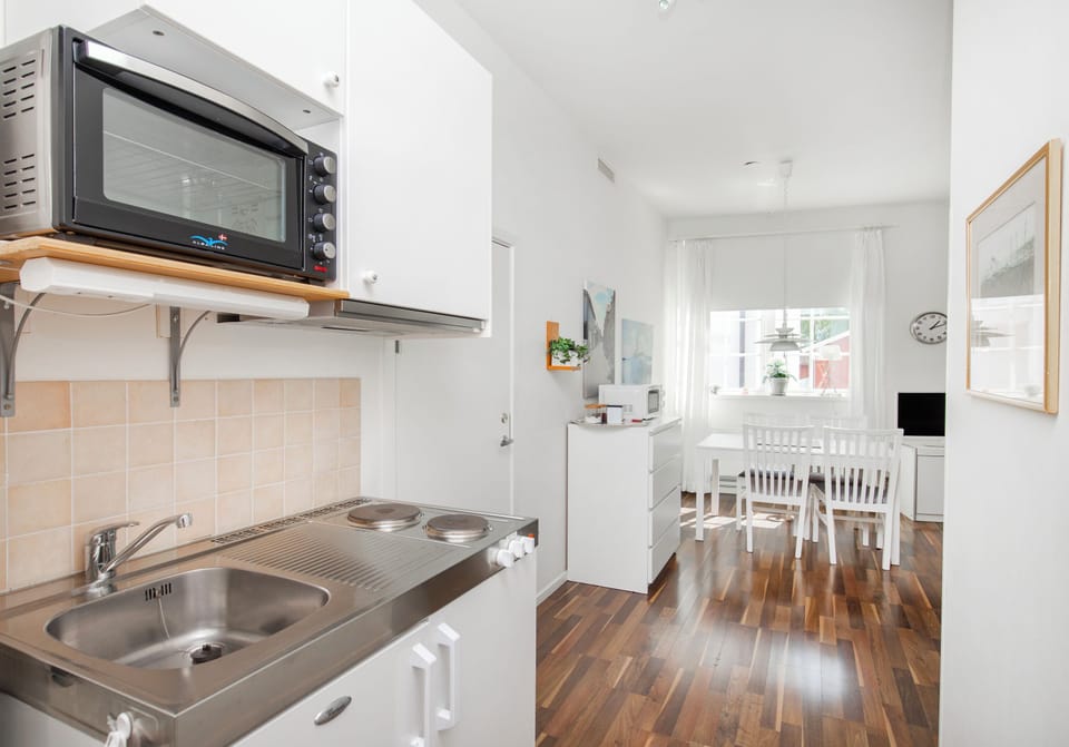 Deluxe Suite | Private kitchen | Coffee/tea maker, fridge, microwave, stovetop