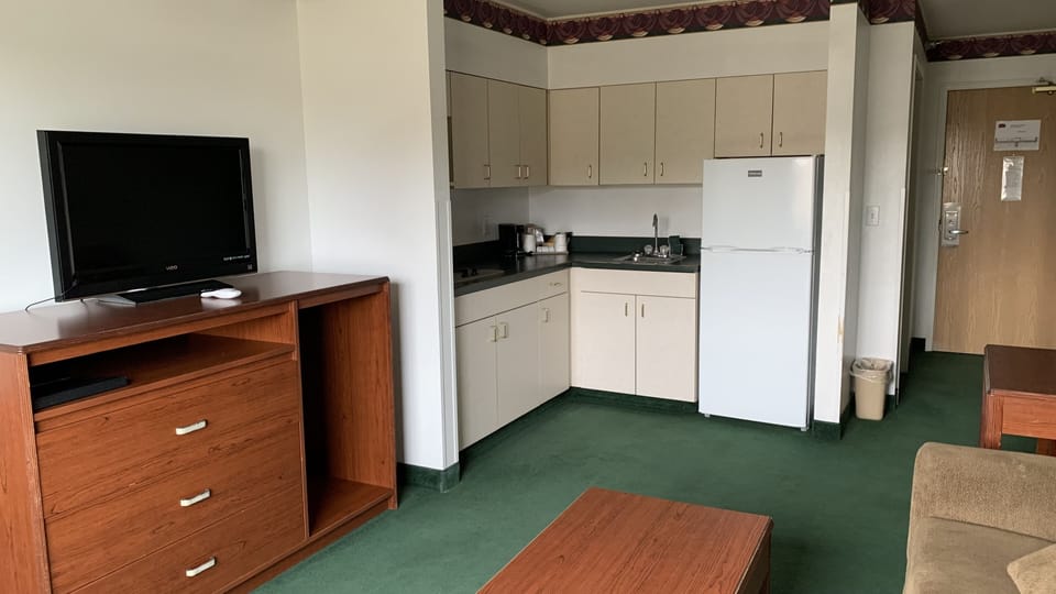 Coffee/tea maker, fridge, microwave, freezer