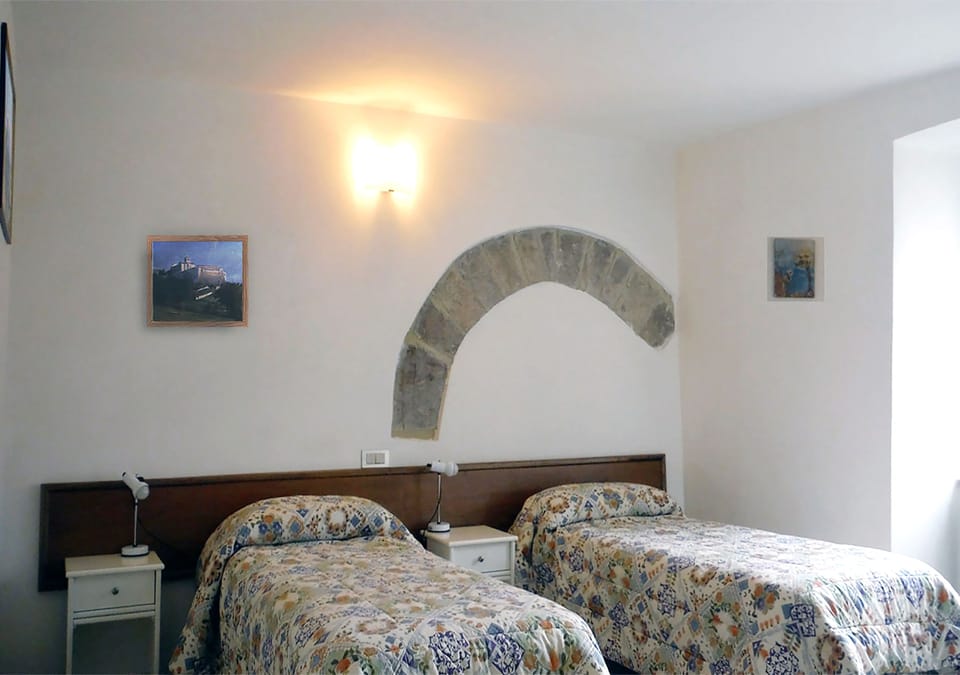 Camera Doppia 01 | Premium bedding, down comforters, pillowtop beds, desk