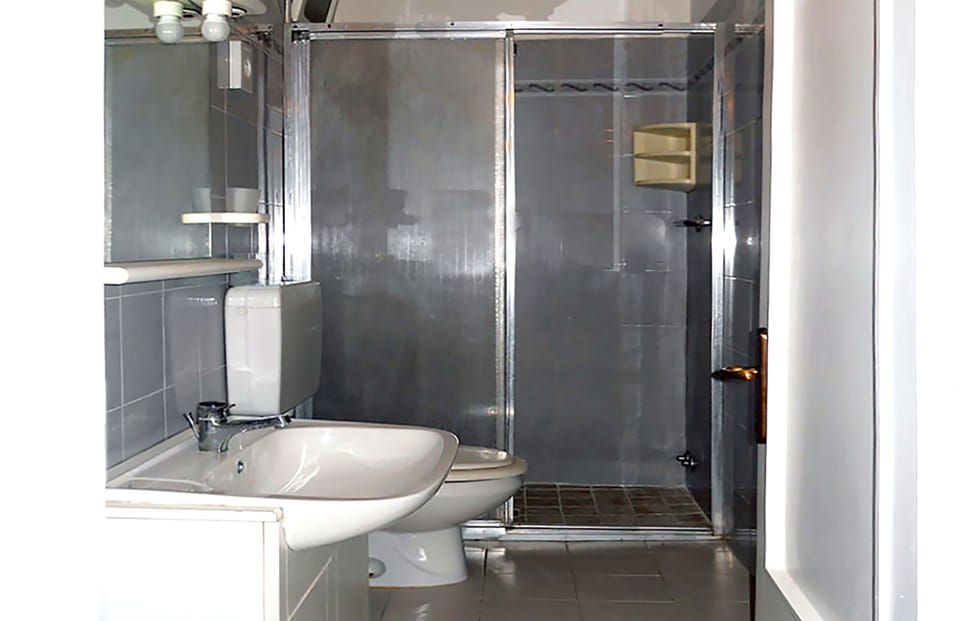 Apartment, 2 Bedrooms | Bathroom | Shower, rainfall showerhead, free toiletries, hair dryer