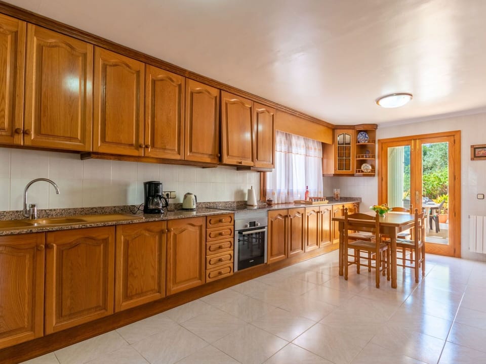 Countertop, Cabinetry, Furniture, Kitchen Sink, Building, Kitchen, Kitchen Appliance, Sink, Wood, Lighting