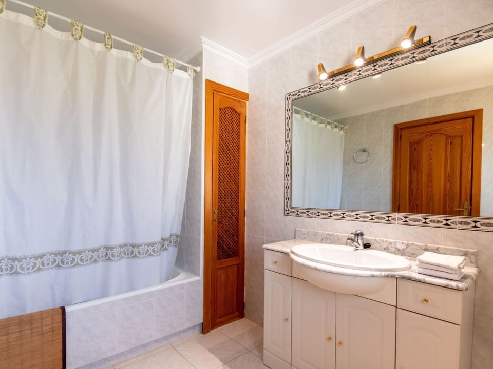 Mirror, Plumbing Fixture, Bathroom Cabinet, Building, Tap, Property, Cabinetry, Sink, Bathroom Sink, Shower Curtain