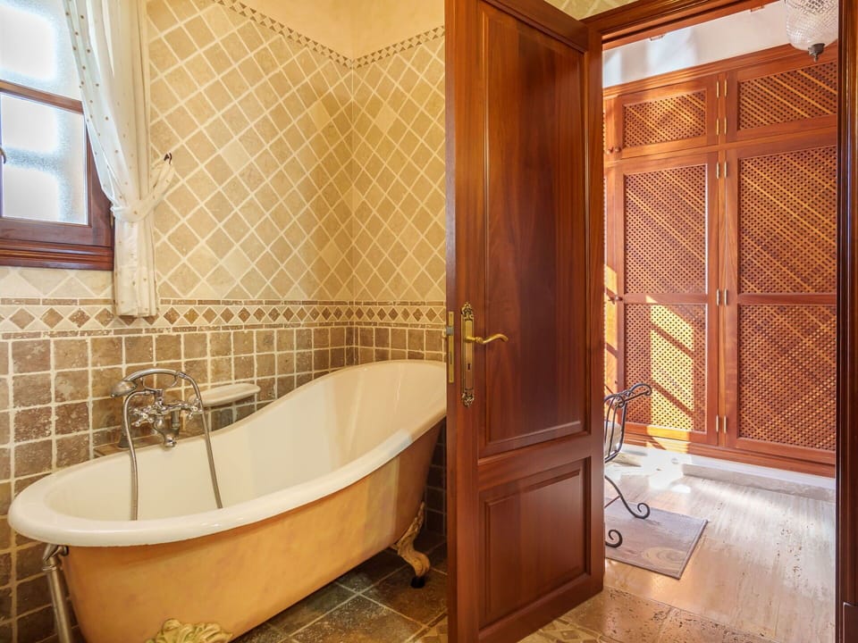Bathtub, Plumbing Fixture, Property, Tap, Bathroom, Wood, Interior Design, Floor, Real Estate