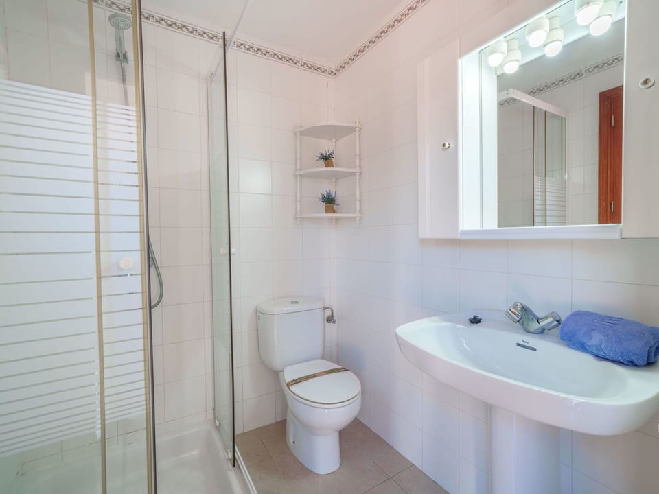 Bathroom, Bathroom Sink, Plumbing Fixture, Flooring, Interior Design, Floor, Sink, Toilet, Toilet Seat, Tap