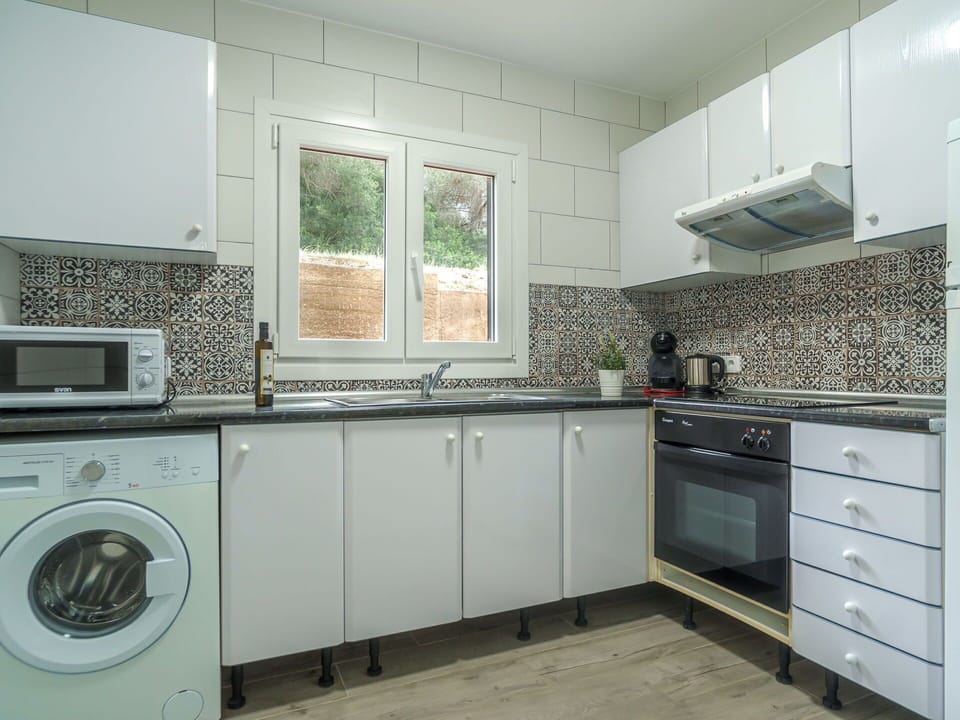 Cabinetry, Countertop, Kitchen Stove, Kitchen Sink, Kitchen, Cooktop, Kitchen Appliance, Wood, Stove, Building