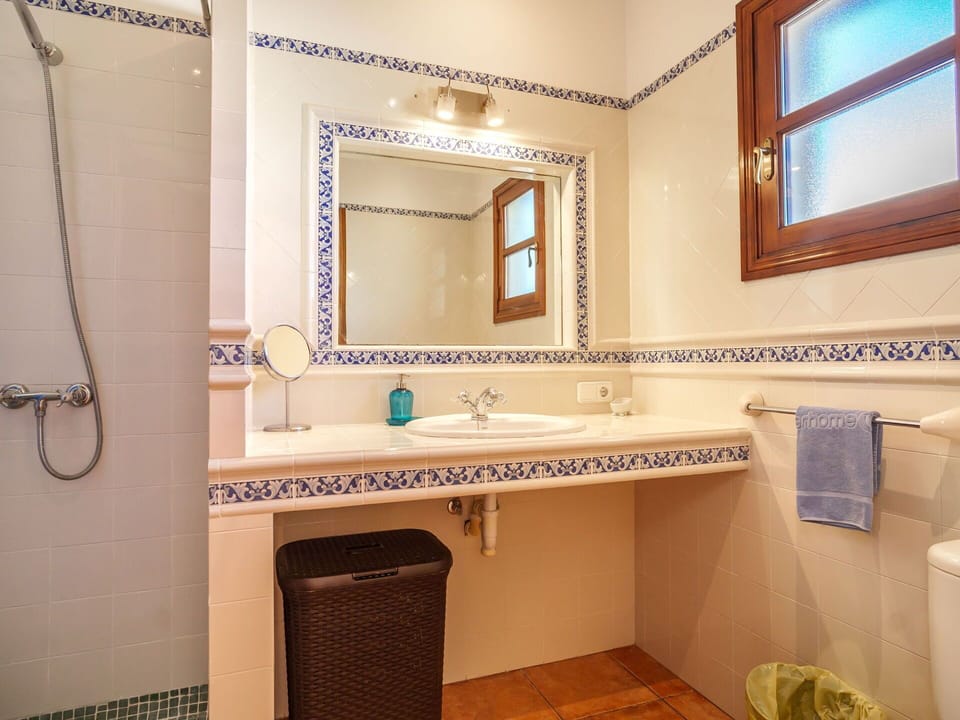 Mirror, Tap, Sink, Plumbing Fixture, Property, Bathroom Sink, Bathroom, Bathroom Cabinet, Interior Design