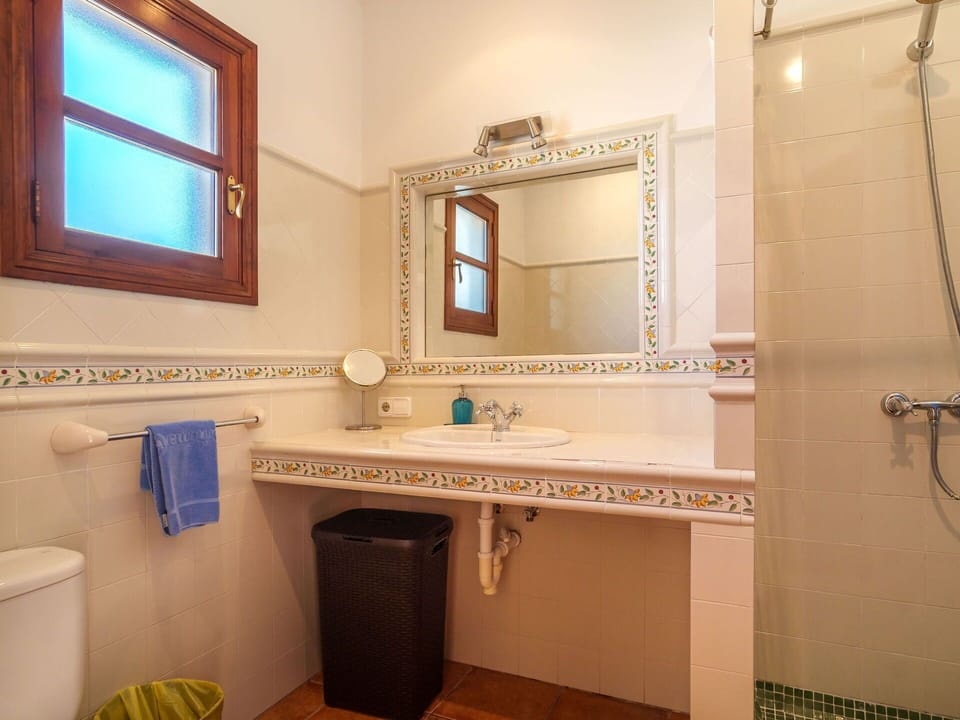 Mirror, Property, Tap, Plumbing Fixture, Building, Sink, Bathroom, Bathroom Sink, Wood, Interior Design
