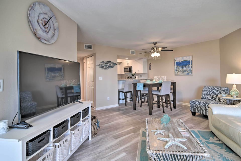 Living Room | Free WiFi | Cable TV | A/C