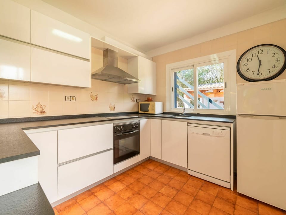 Cabinetry, Countertop, Property, Furniture, Kitchen Stove, Kitchen Appliance, Building, Kitchen, Wood, Home Appliance