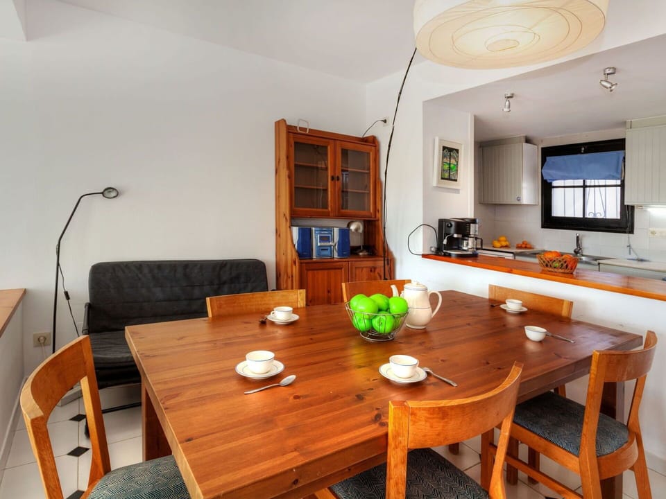 Room, Property, Dining Room, Furniture, Interior Design, Table, Building, House, Real Estate, Floor