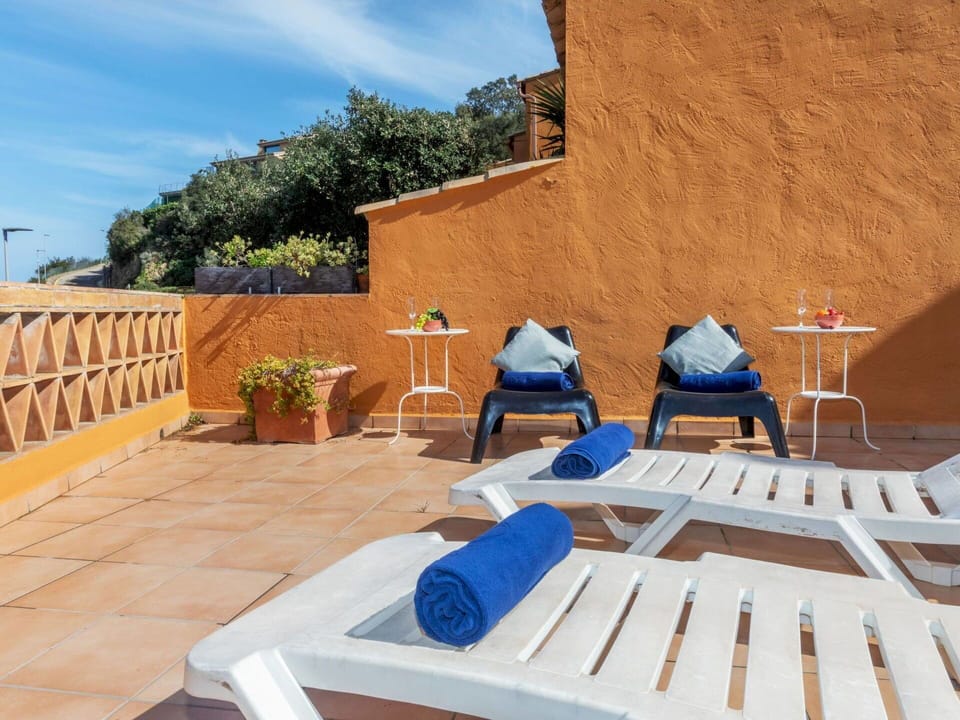 Outdoor Furniture, Furniture, Chair, Swimming Pool, Sunlounger, Apartment, Shade, Resort, Flowerpot, Houseplant