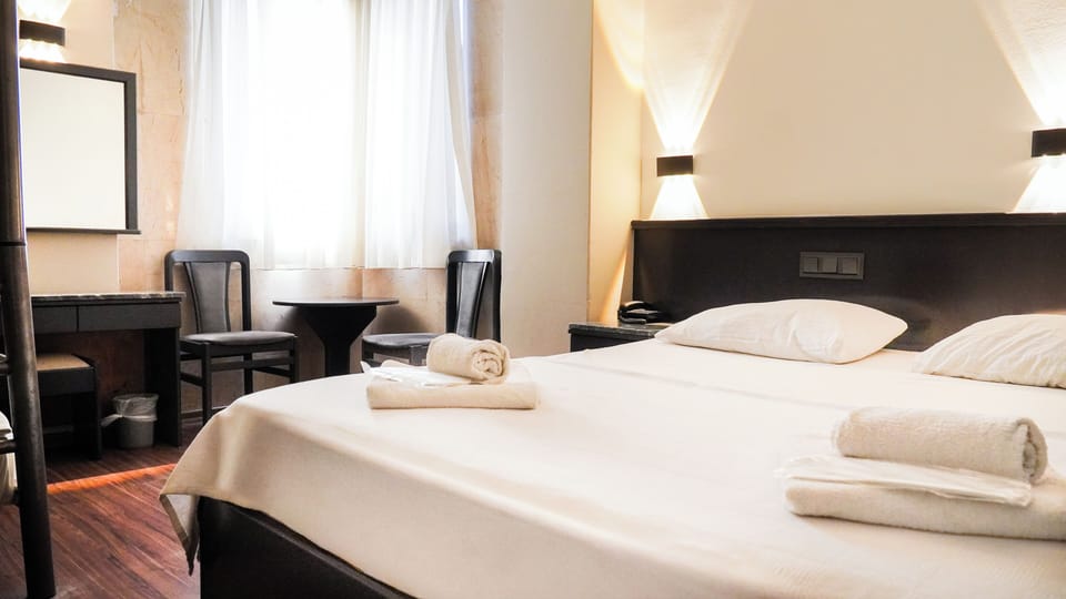 Design Quadruple Room | Desk, laptop workspace, soundproofing, bed sheets