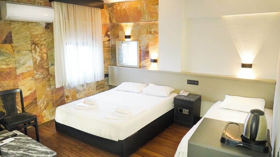 Design Triple Room | Desk, laptop workspace, soundproofing, bed sheets