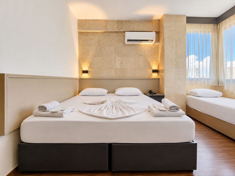 Design Triple Room | Desk, laptop workspace, soundproofing, bed sheets