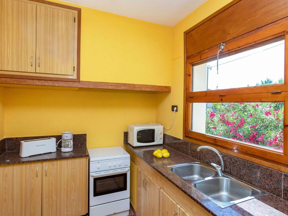 Cabinetry, Kitchen Sink, Property, Countertop, Sink, Tap, Kitchen, Building, Kitchen Stove, Wood