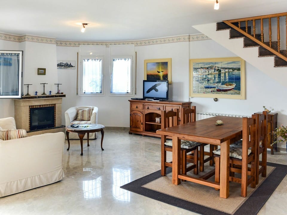 Table, Property, Furniture, Picture Frame, Wood, Lighting, Interior Design, Architecture, Floor, Flooring