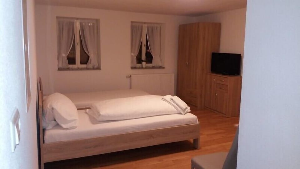 Apartment, 1 Large Twin Bed | Free WiFi, bed sheets