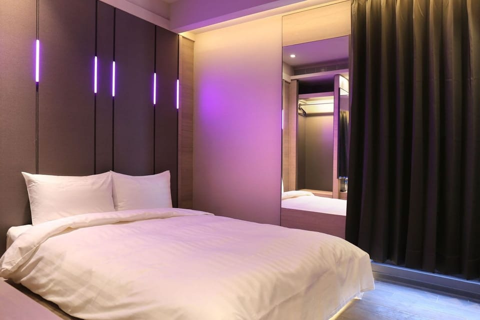 Blackout drapes, soundproofing, free WiFi, bed sheets