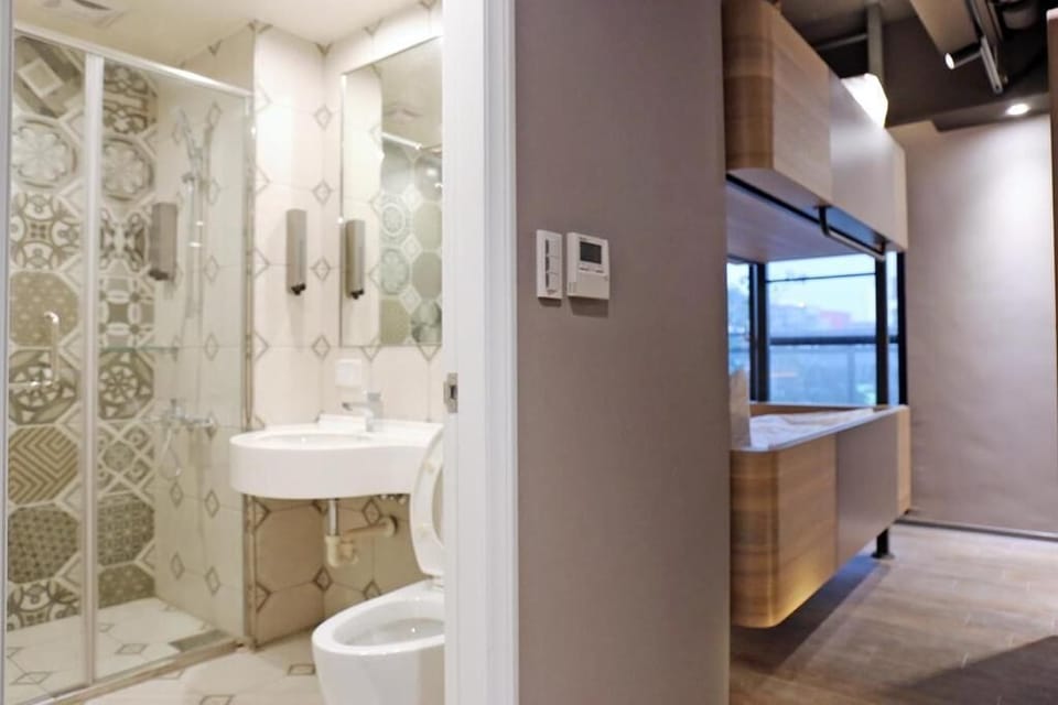 Shower, hair dryer, towels, shampoo