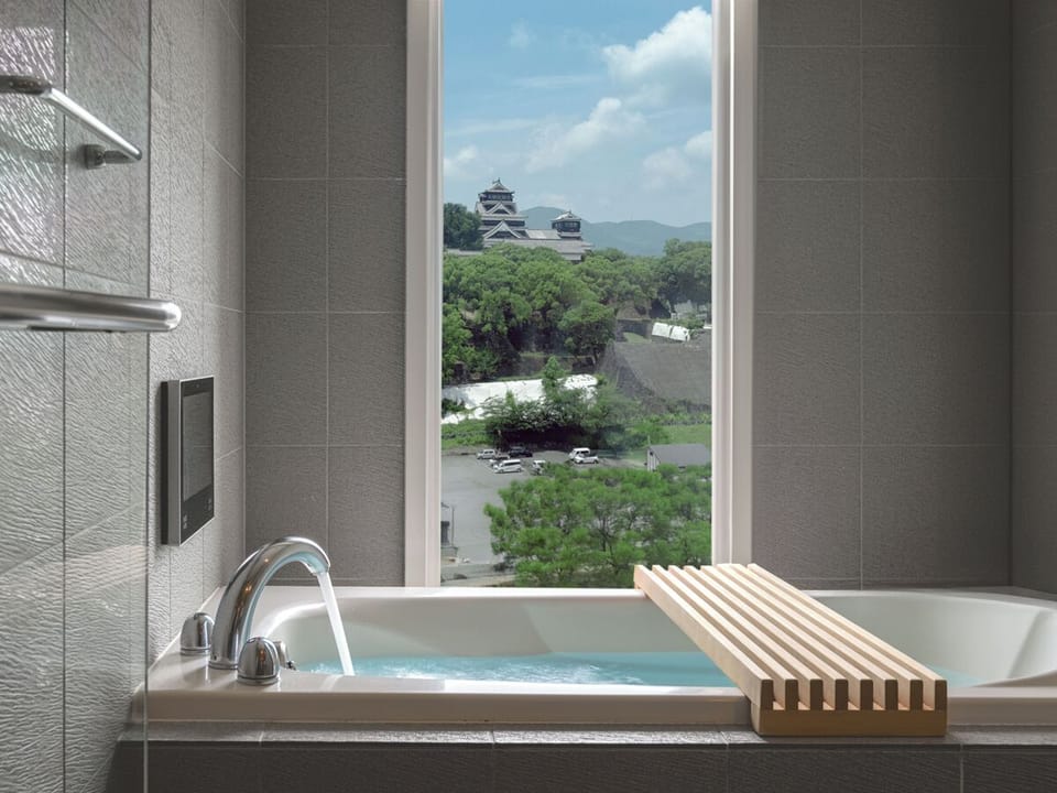 Executive Junior Suite with Castle View Non Smoking | Bathroom | Combined shower/tub, deep soaking tub, free toiletries, hair dryer