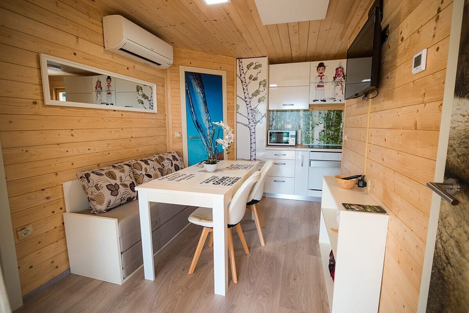 Mobile Home (Breza) | Private kitchen | Fridge, stovetop, cookware/dishes/utensils
