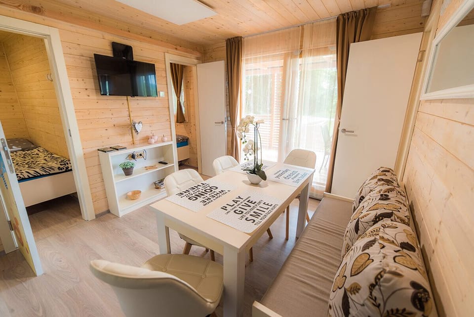 Mobile Home (Krone) | Living area | Flat-screen TV