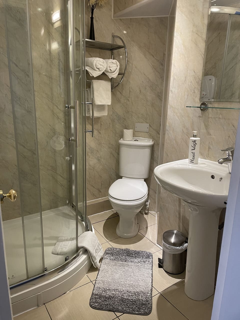 Triple Room | Bathroom | Free toiletries, towels