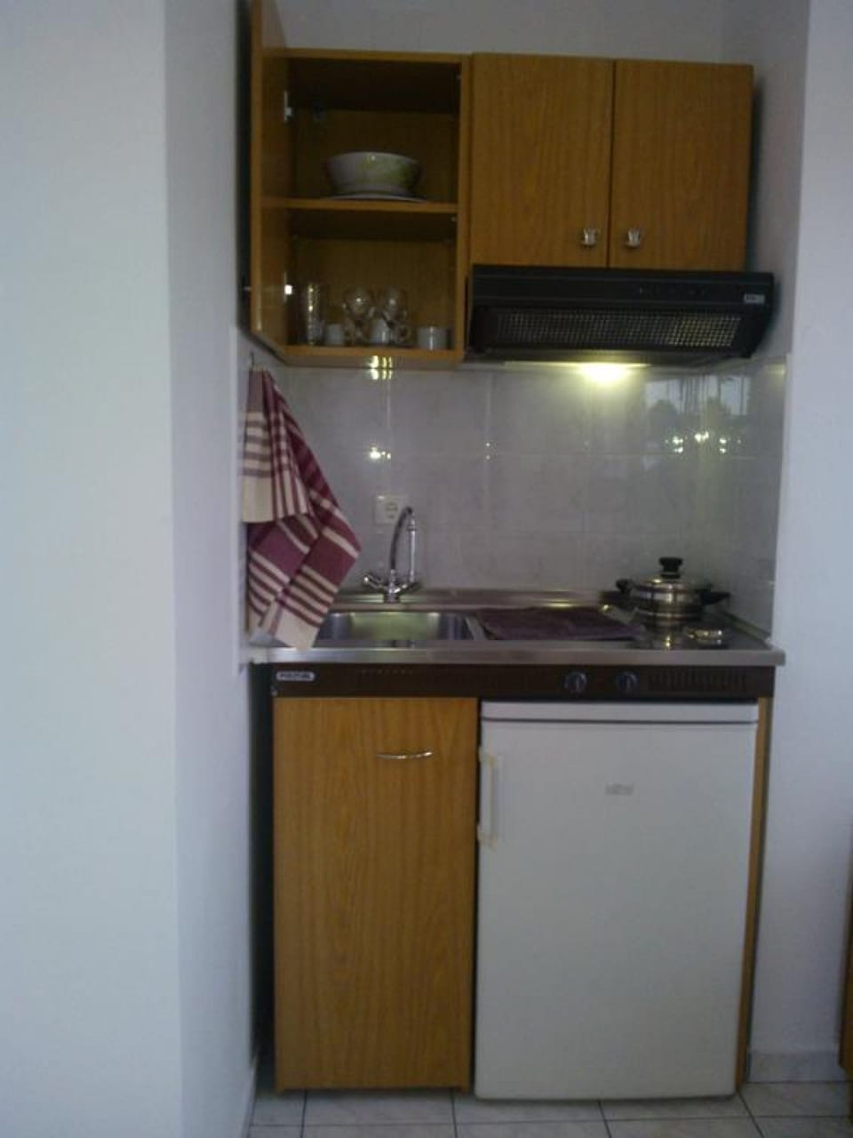 Private kitchenette | Fridge, stovetop, cookware/dishes/utensils