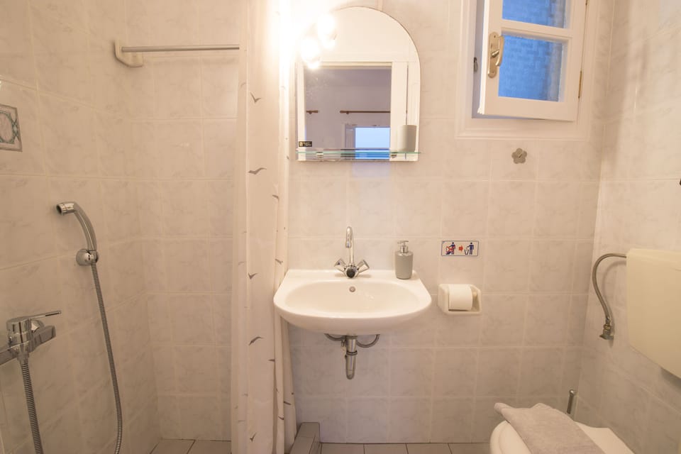 Comfort Studio | Bathroom | Shower, towels, toilet paper