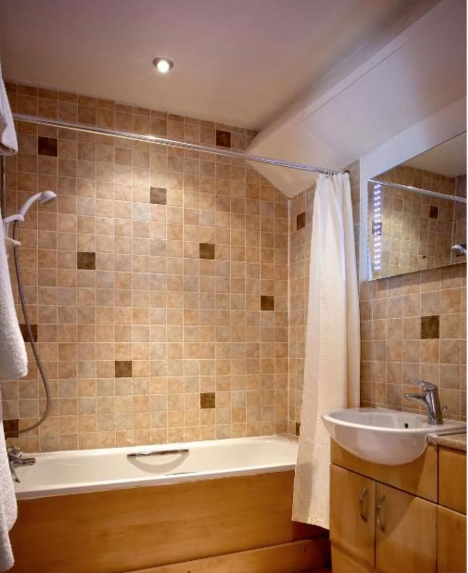 Classic Suite (Bibury Suite) | Bathroom | Eco-friendly toiletries, hair dryer, towels, soap