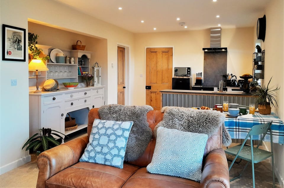 Luxury Cabin, Ensuite (Lew Valley Lodge) | Lounge