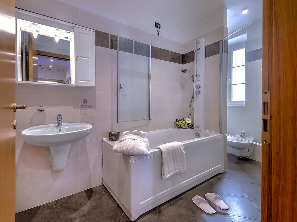 Suite | Bathroom | Rainfall showerhead, free toiletries, hair dryer, bathrobes