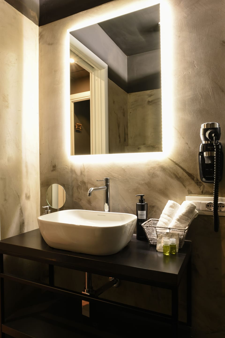 Shower, free toiletries, hair dryer, bidet