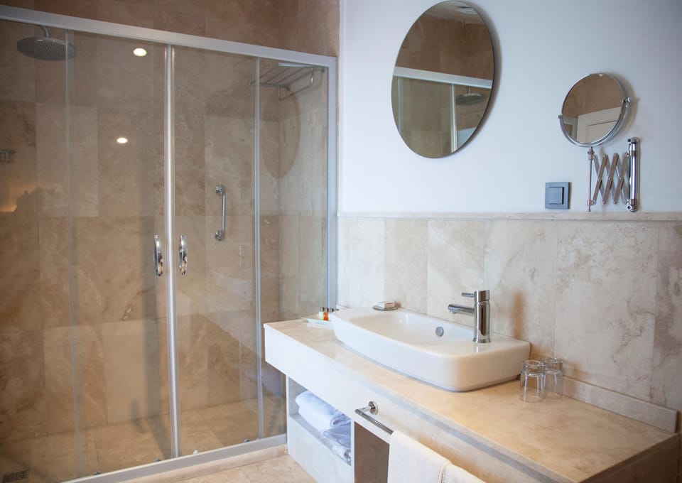 Shower, rainfall showerhead, free toiletries, hair dryer