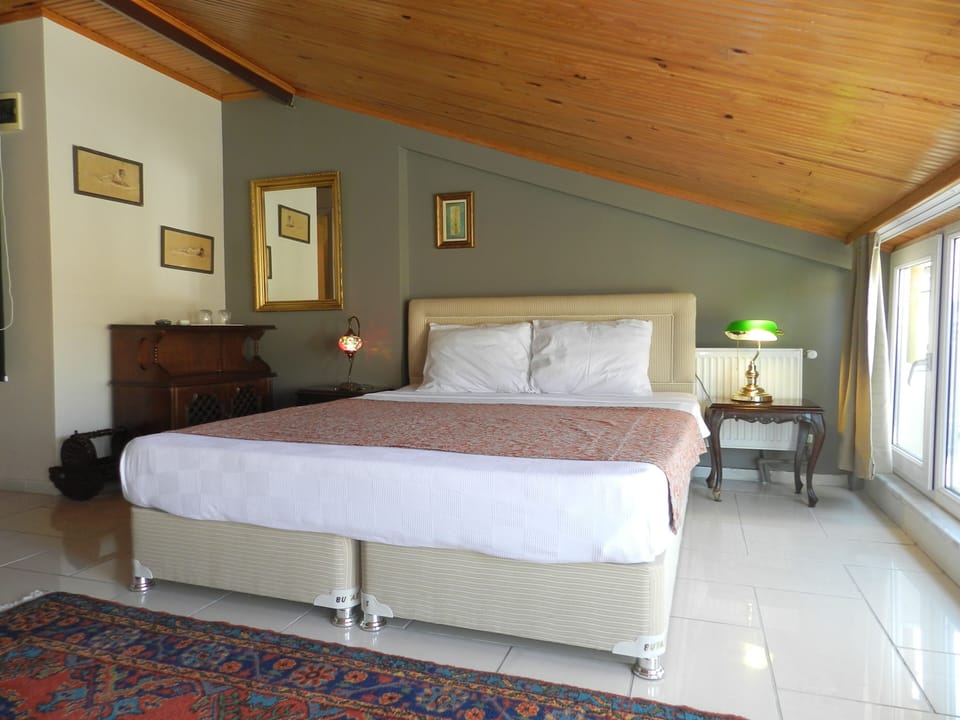 Deluxe Room, 1 Double Bed, Patio, City View | Premium bedding, iron/ironing board, free WiFi, bed sheets