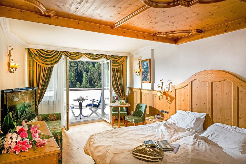 Junior Room | Hypo-allergenic bedding, minibar, in-room safe, desk