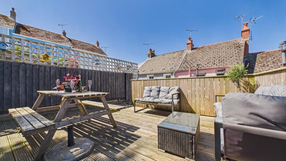 Shell Cottage - 2 Bedroom Holiday Home - Tenby (28570)