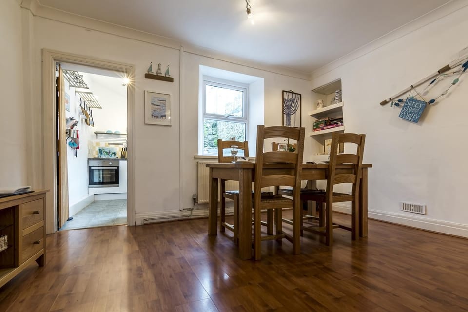 Shell Cottage - 2 Bedroom Holiday Home - Tenby (279)
