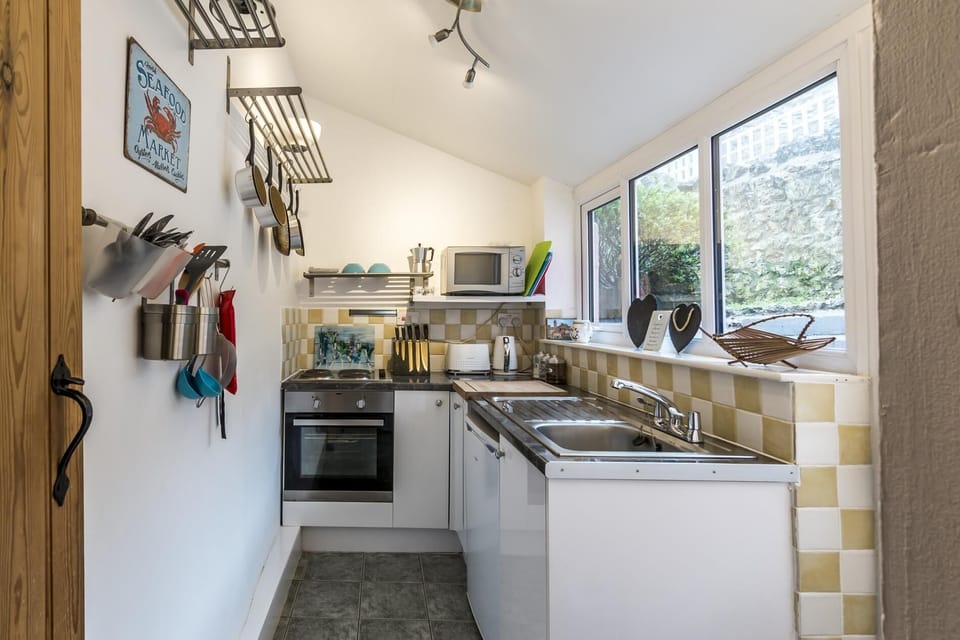 Shell Cottage - 2 Bedroom Holiday Home - Tenby (284)
