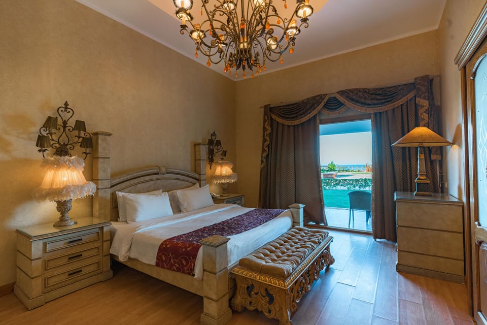 Royal Suite | Minibar, in-room safe, iron/ironing board, bed sheets