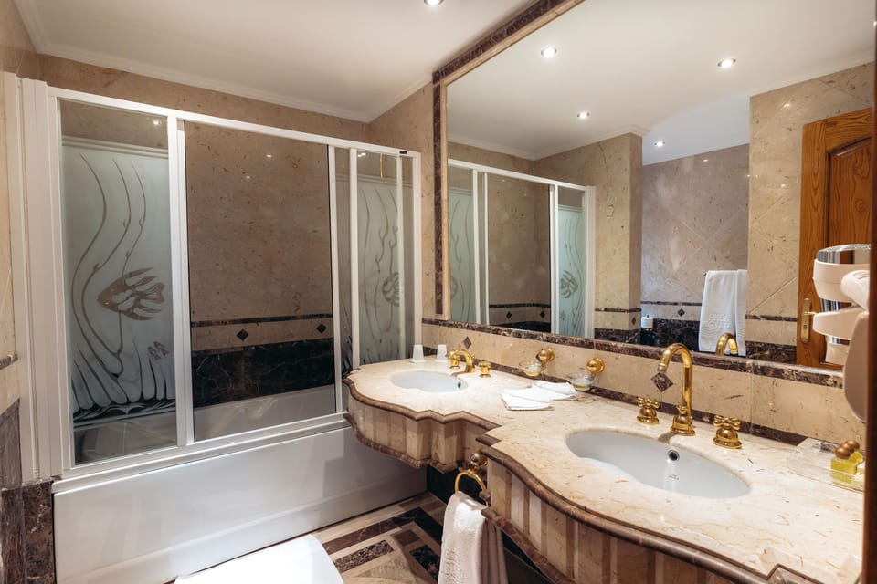Royal Suite | Bathroom | Free toiletries, hair dryer, towels, soap