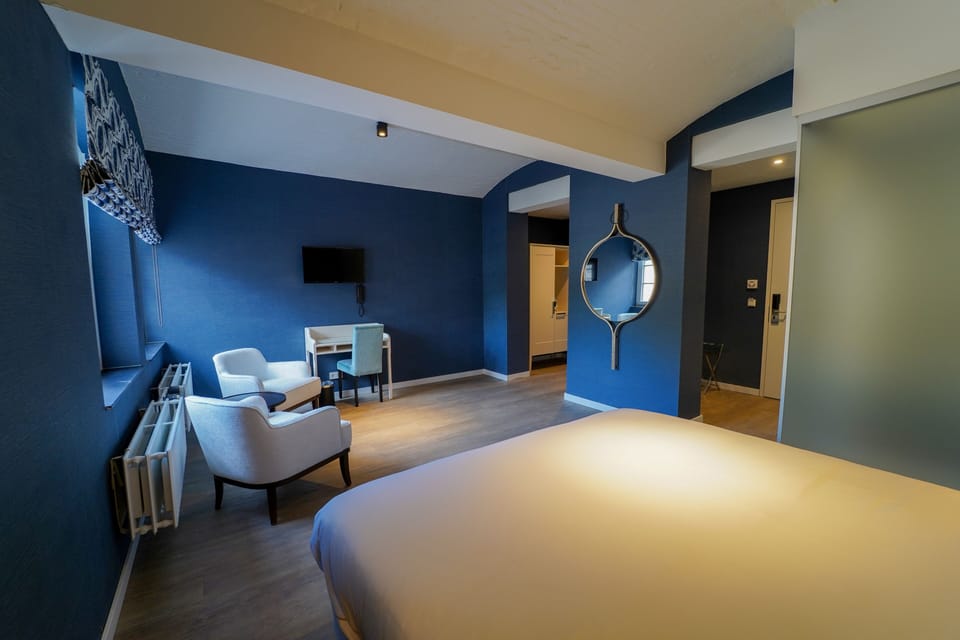 Superior Room | Desk, laptop workspace, blackout drapes, soundproofing