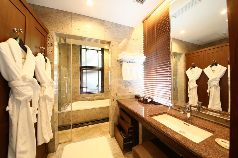 Park side Deluxe Twin - Main wing  | Bathroom | Combined shower/tub, deep soaking tub, free toiletries, hair dryer