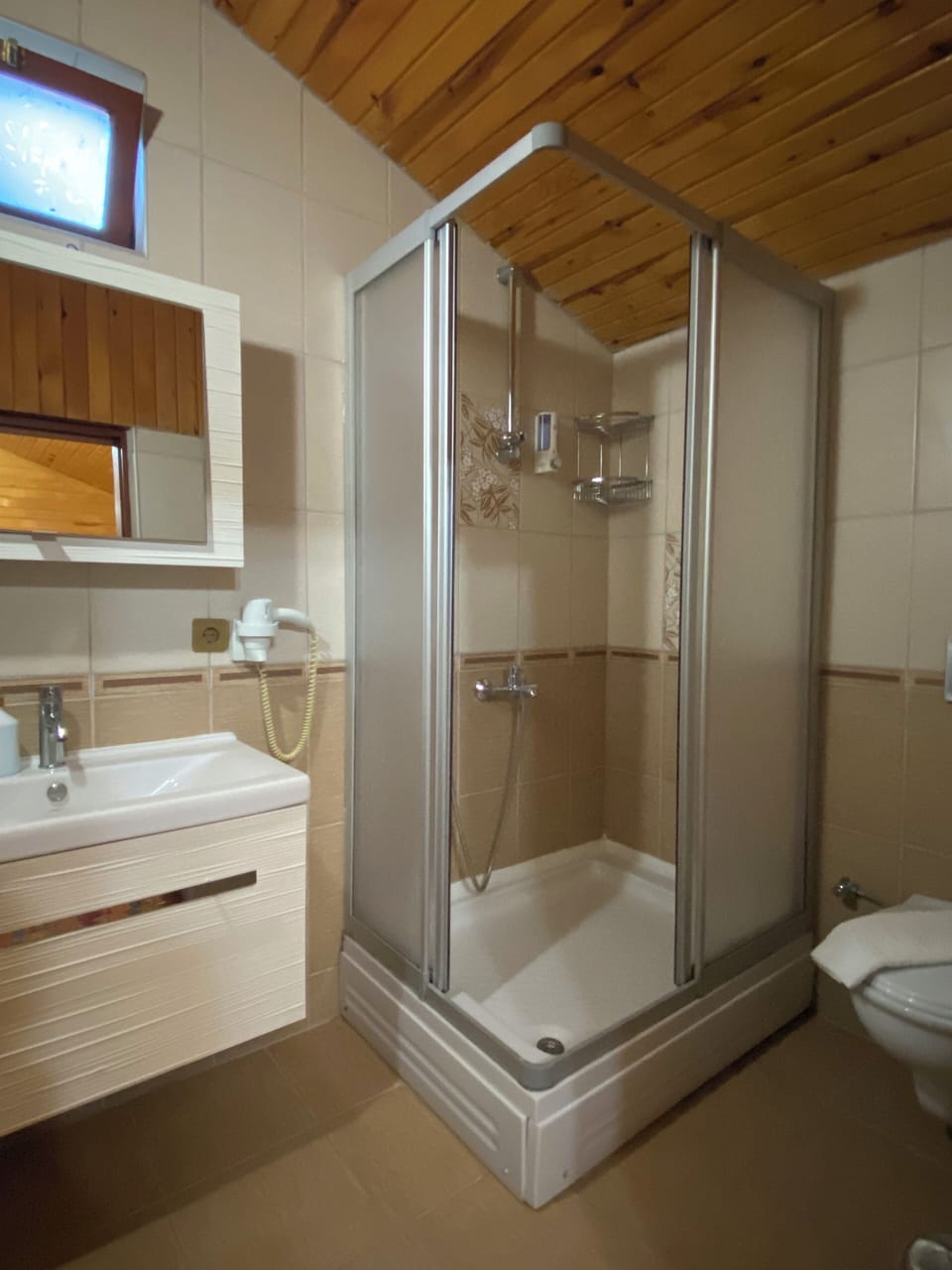Tree House (2 People) | Bathroom | Shower, hair dryer, towels
