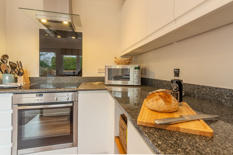 Ground floor: Kitchen with modern appliances