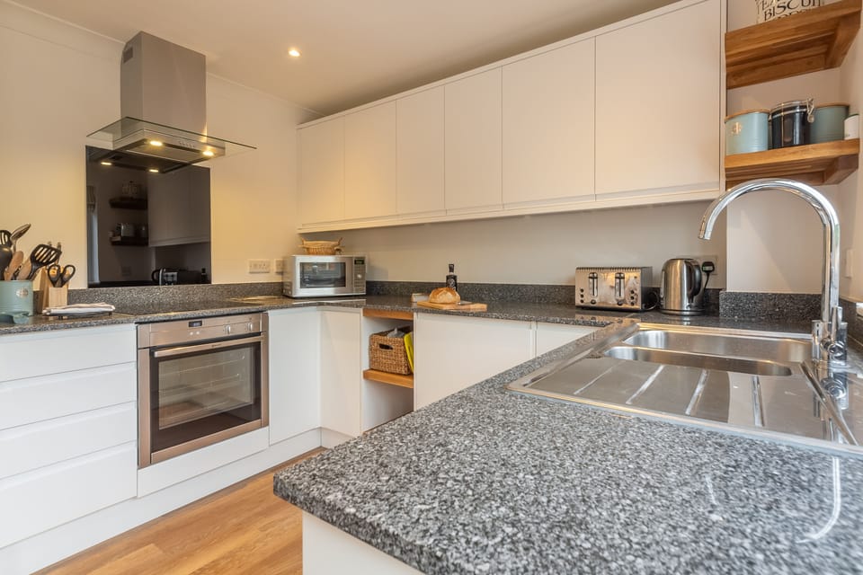 Ground floor: Well-equipped kitchen