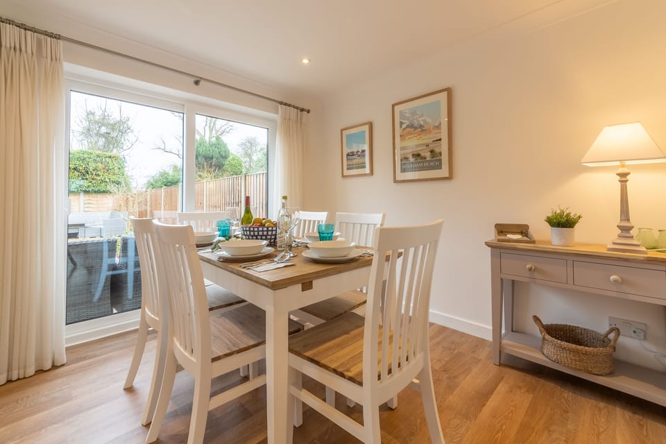 Cherry Tree Cottage, Great Bircham: Dining area with garden access