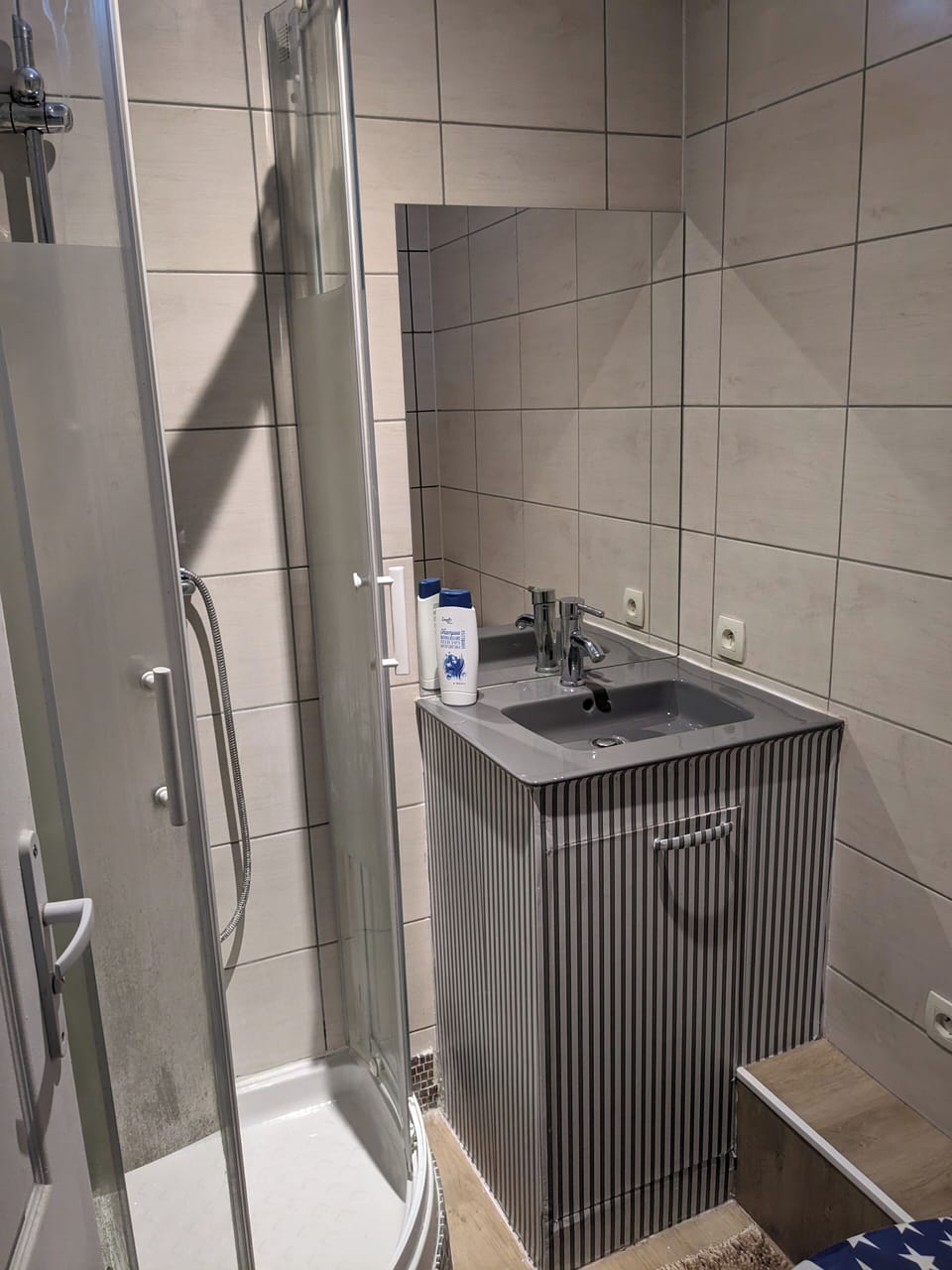 La Douce nuit 2 | Bathroom | Shower, towels