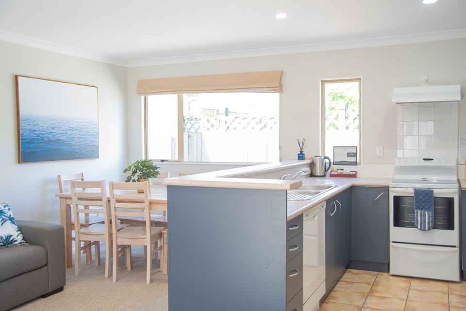 Suite (Tui) | Private kitchen | Fridge, microwave, coffee/tea maker, electric kettle